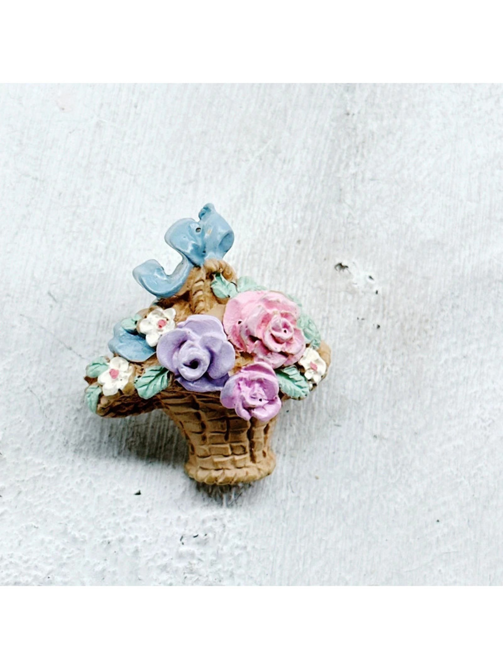 5368gc. Plastic Flower Bouquet Brooch Vintage